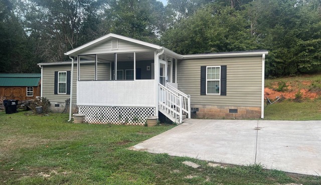 Charming 3-bedroom mobile home with WiFi and AC close to Lake Hartwell