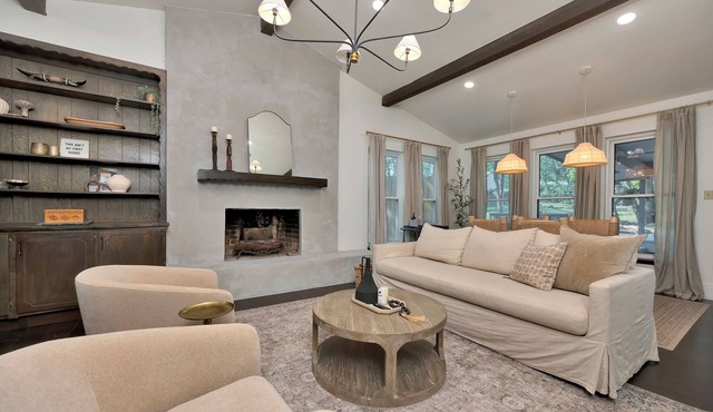 Charming 3-bedroom Modern Rustic Retreat on 1 acre