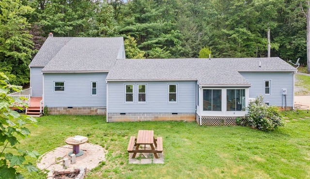 Charming 3-bedroom nestled in the country with WiFi and wooded acres in Louisa