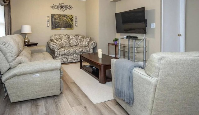 Charming 3-bedroom NorthEast Facing Ranch with AC in delightful Edison