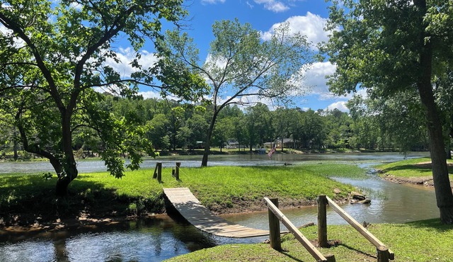 Charming 3-bedroom on the Flint River with Island