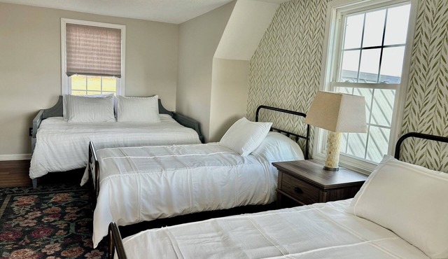 Charming 3-bedroom pet-friendly cottage in lovely Georgetown w big fenced yard