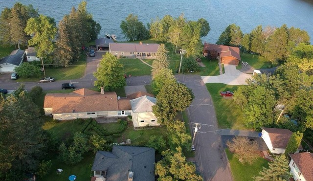 Charming 3-bedroom plus bunkhouse sleeps up to 10 with WiFi and AC in Moose Lake