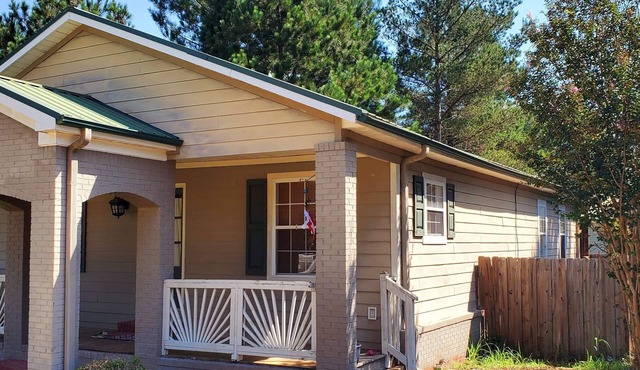 Charming 3-bedroom peaceful living in a specious house!