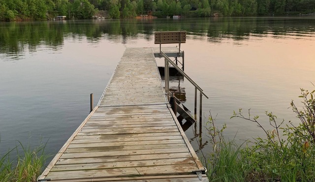 Charming 3-bedroom plus loft cottage on Lake Arrowhead and near Sand Valley!