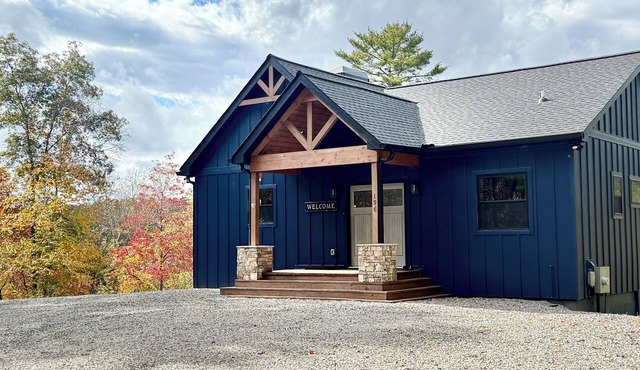 Charming 3 bedroom Riverside Cabin: WiFi, AC, & 3 Fireplaces in Hayesville, NC