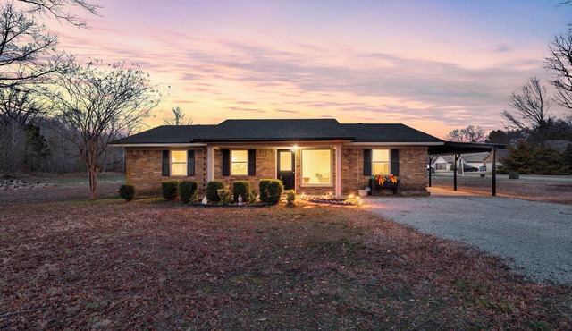 Charming 3-bedroom ranch house with WiFi, AC in amazing Valley View Jonesboro
