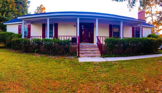 Charming 3-bedroom ranch style home in Columbia with plenty of space inside,out