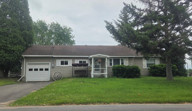 Charming 3-bedroom ranch style in a quiet school zone, with WiFi