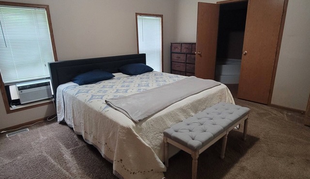 Charming 3-bedroom resort with WiFi, TV, and AC located on beautiful Gull Lake!