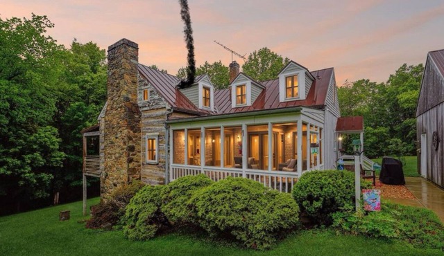 Charming 3-bedroom rebuilt Cabin in Waterford,VA