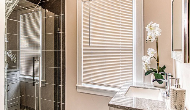 Charming 3-Bedroom Retreat, Off Street Parking, and WiFI