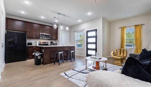 Charming 3-bedroom retreat just minutes from Downtown Houston with AC, WiFi,