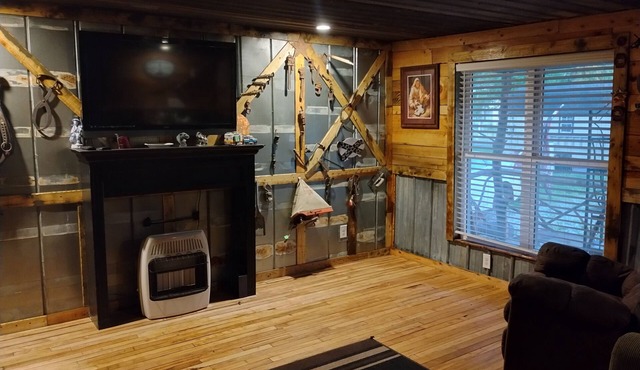 Charming 3-bedroom rustic and very unique house with WiFi and AC in Farmers,