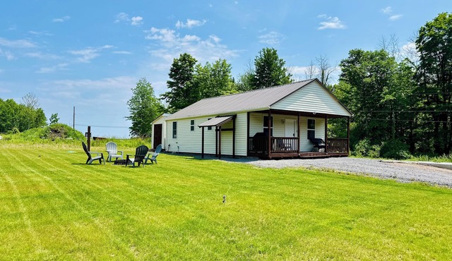 Charming 3-bedroom Sandy Pond cottage with AC, WiFi