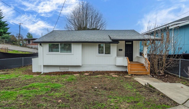 Charming 3 Bedroom Seattle Home w/Ensuite Laundry