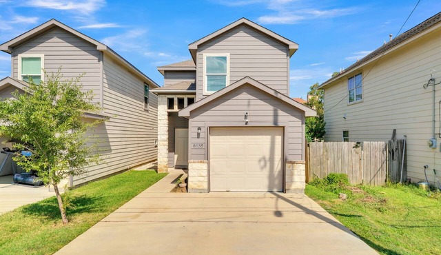 Charming 3-bedroom single family house, family friendly in brilliant Hobby area.