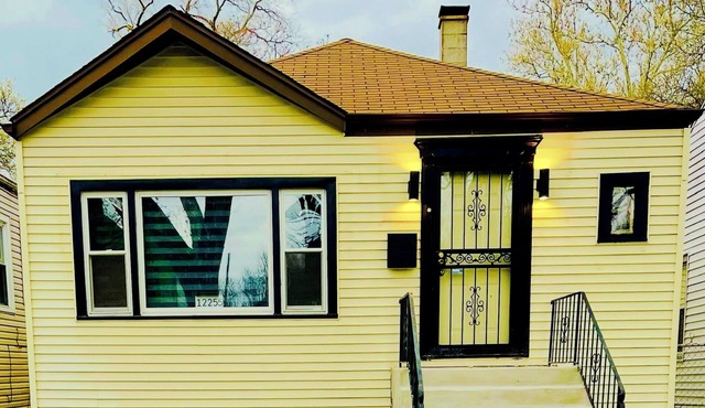 Charming 3-bedroom smart house in fabulous Chicago with AC, WiFi