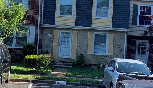 Charming 3-bedroom townhome with WiFi, fitness room in Alexandria