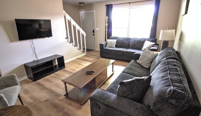 Charming 3-bedroom townhome in enchanting Des Moines with AC, WiFi