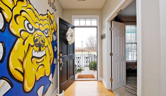 Charming 3-bedroom townhome with WiFi and garage in Greensboro