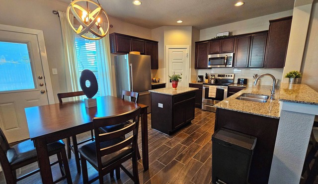 Charming 3-bedroom townhome with fast WiFi in fabulous Midlothian TX