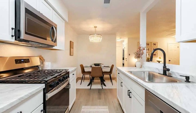 Charming 3-bedroom townhome with lots of amenities in upscale Round Rock