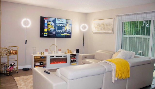 Charming 3-bedroom townhome with fitness room, Fast WiFi in Sacramento