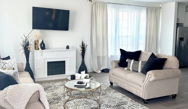 Charming 3 bedroom TH w/WiFi, AC in lovely Crowley, near Fort Worth.