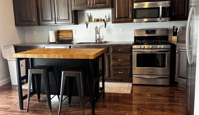 Charming 3-bedroom townhome in welcoming Kaysville with AC, WiFi
