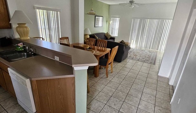 Charming 3-bedroom townhome, 15 min Drive to Disney World, and Parks