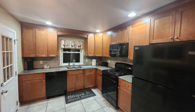 Charming 3-bedroom townhome with AC in Lansdowne