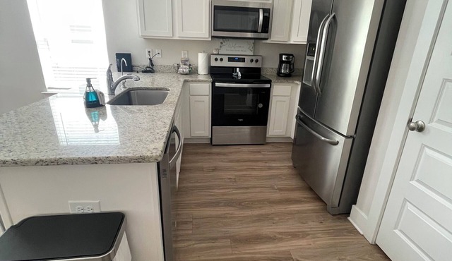 Charming 3-bedroom townhome with WiFi and AC near I-10