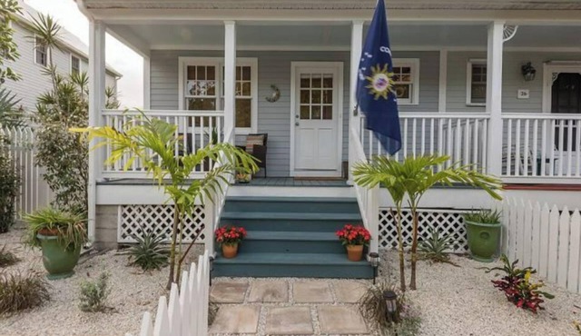 Charming 3-bedroom townhome with WiFi, AC in fantastic Key West Golf Course