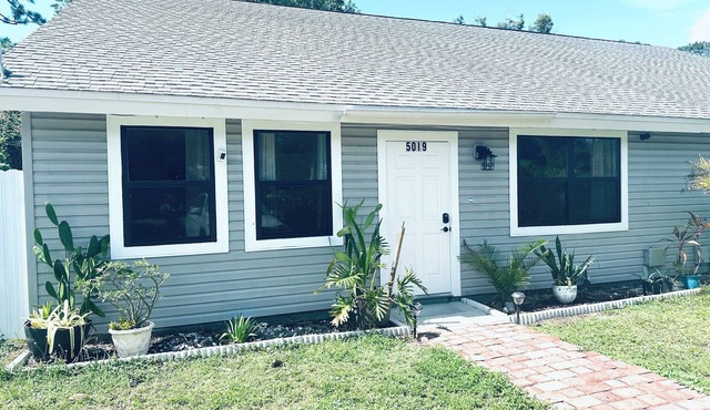 Charming 3-bedroom townhome with Hot Tub and WiFi in beautiful Sarasota