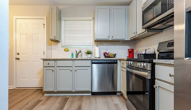 Charming 3-bedroom townhome in Austell near Six-Flags with free parking!