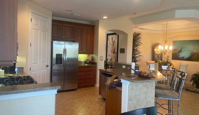 Charming 3-bedroom townhome with AC and WiFi in Venentian Golf and River Club