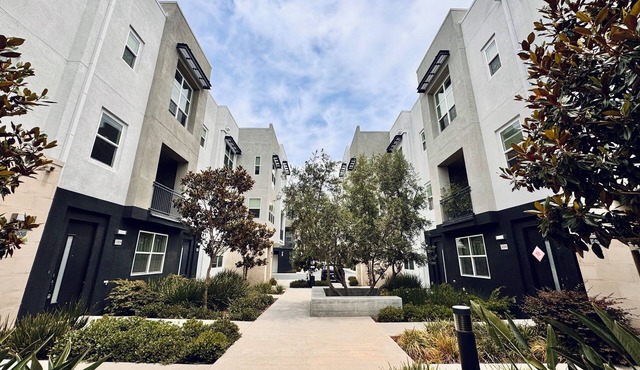 Charming 3-bedroom townhome close to Newport beach SCP and Disney