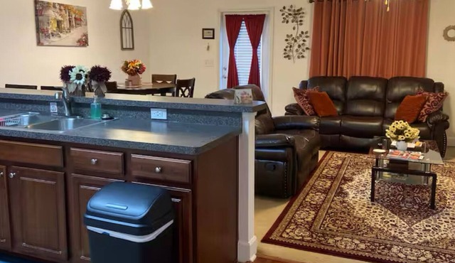 Charming 3-bedroom townhome in Morrow with AC, WiFi.