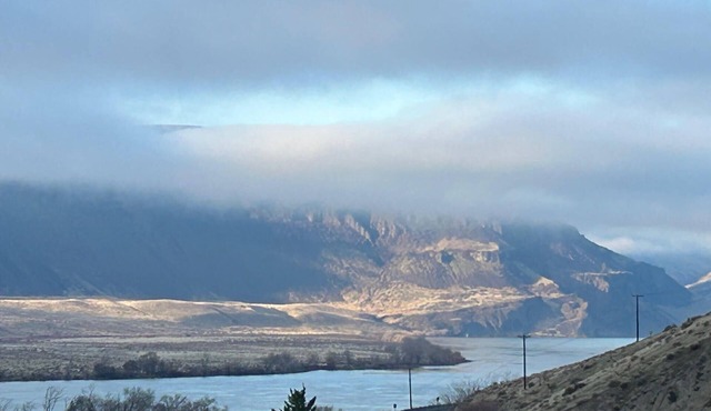 Charming 3-Bedroom Townhouse Located in Crescent Bar, WA with Spectacular Views!