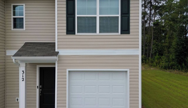 Charming 3-bedroom townhome with WiFi and AC in Sumter