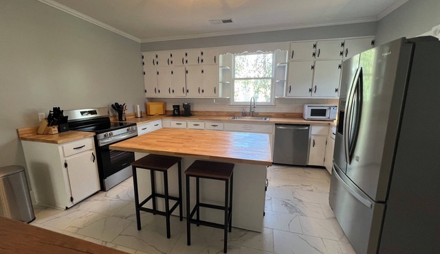 Charming 3 bedroom - Two Blocks from the Fountain