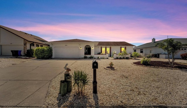 Charming 3-bedroom house in lovely Apollo Beach with pool and boat lift