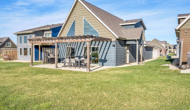 Charming 3-bedroom cabin a heated garage/game room