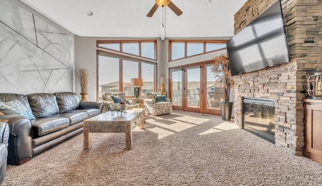 Charming 3-bedroom condo with stunning lake views in fabulous Arnolds Park, IA