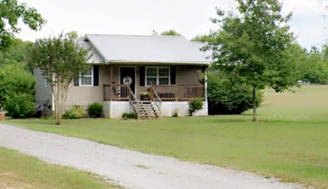 Charming 3-bedroom home minutes from Henderson!