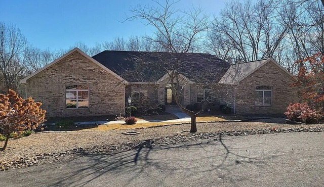 Charming 3-bedroom house in lovely Bella Vista with Pool & Hot Tub