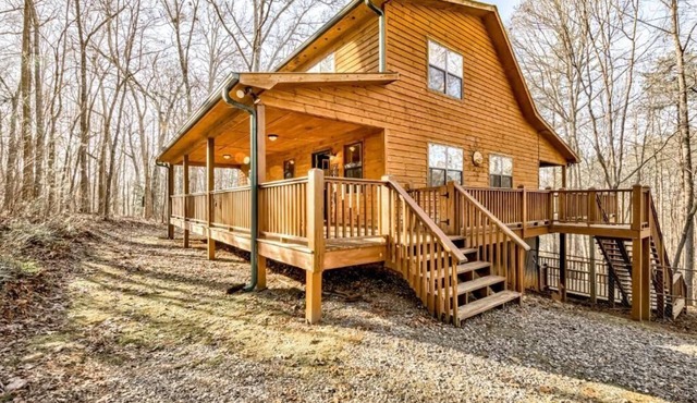 Charming 3 bedroom, 3 bathroom Cabin w/Game room. Wifi, wrap around porches
