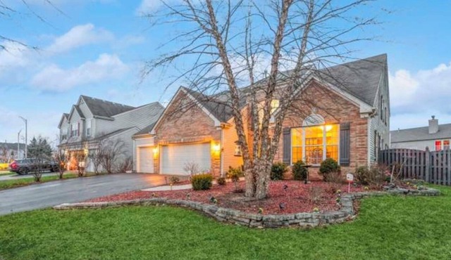 Charming 3-bedroom house in Bolingbrook with AC, WiFi , chef kitchen for brunch
