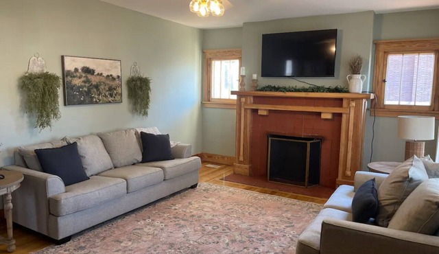 Charming 3-bedroom bungalow just a walk away from all the locals favorites!